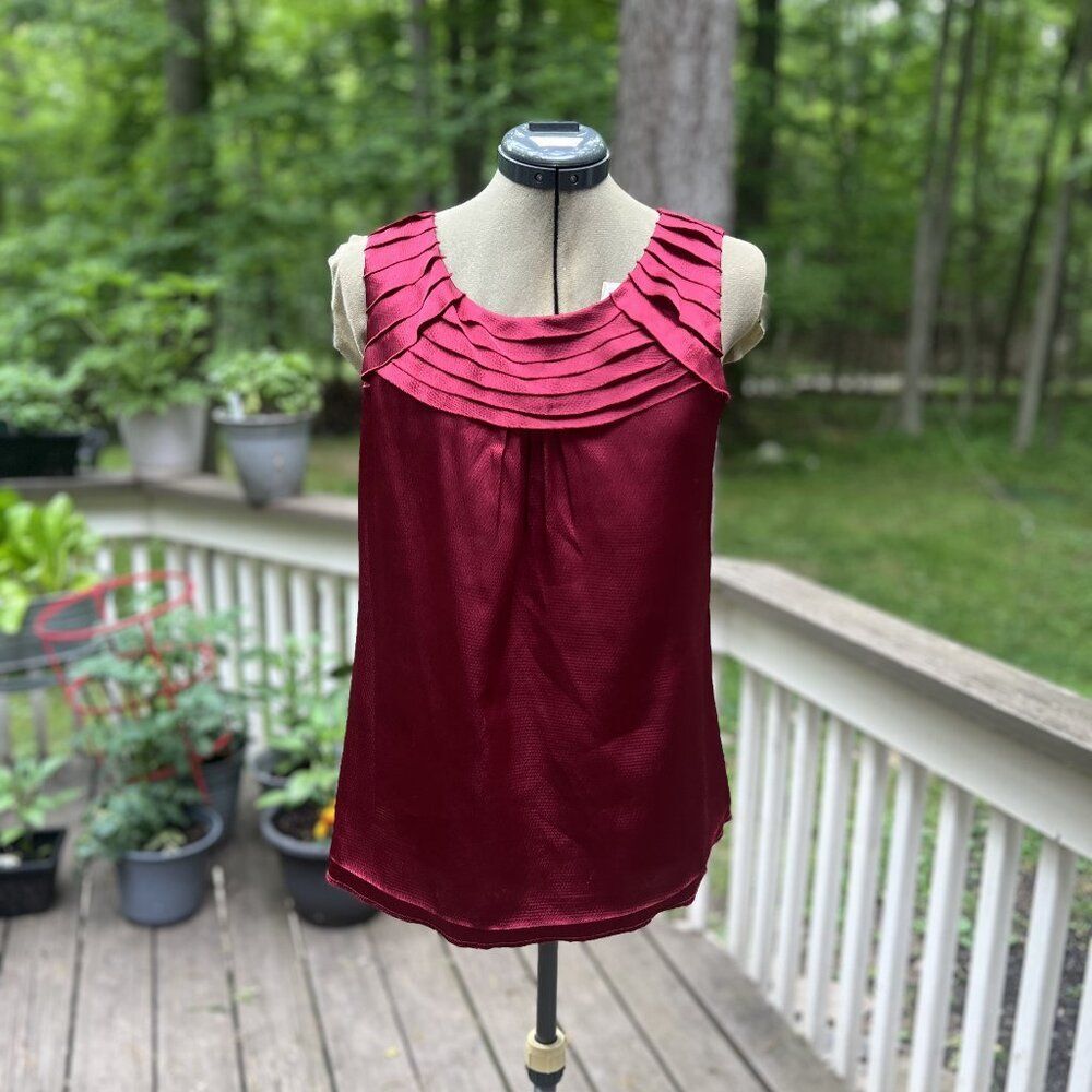 Dana Buchman Burgundy Pleated Scoop Neck Sleeveless Top - Women’s M